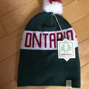 BNWT Ontario pom-pom toque